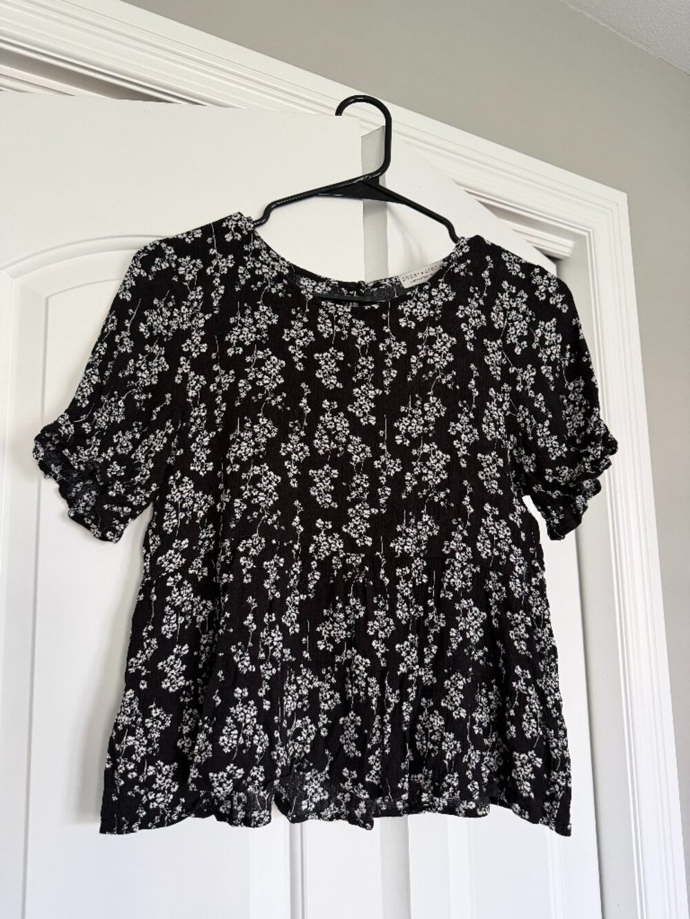 EUC Paper Crane XS Top Empire Waist Ruffle Sleeve Black & White Floral
